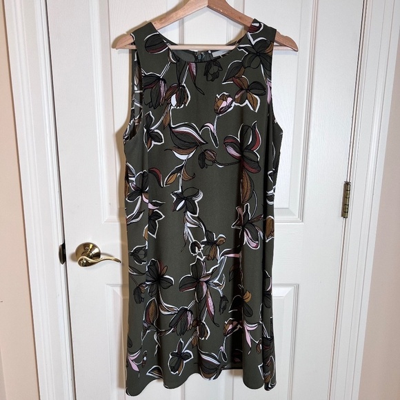 Halogen Dresses & Skirts - Halogen Dark Green Floral Shift Dress Size Large Spring Resort Travel Neutral